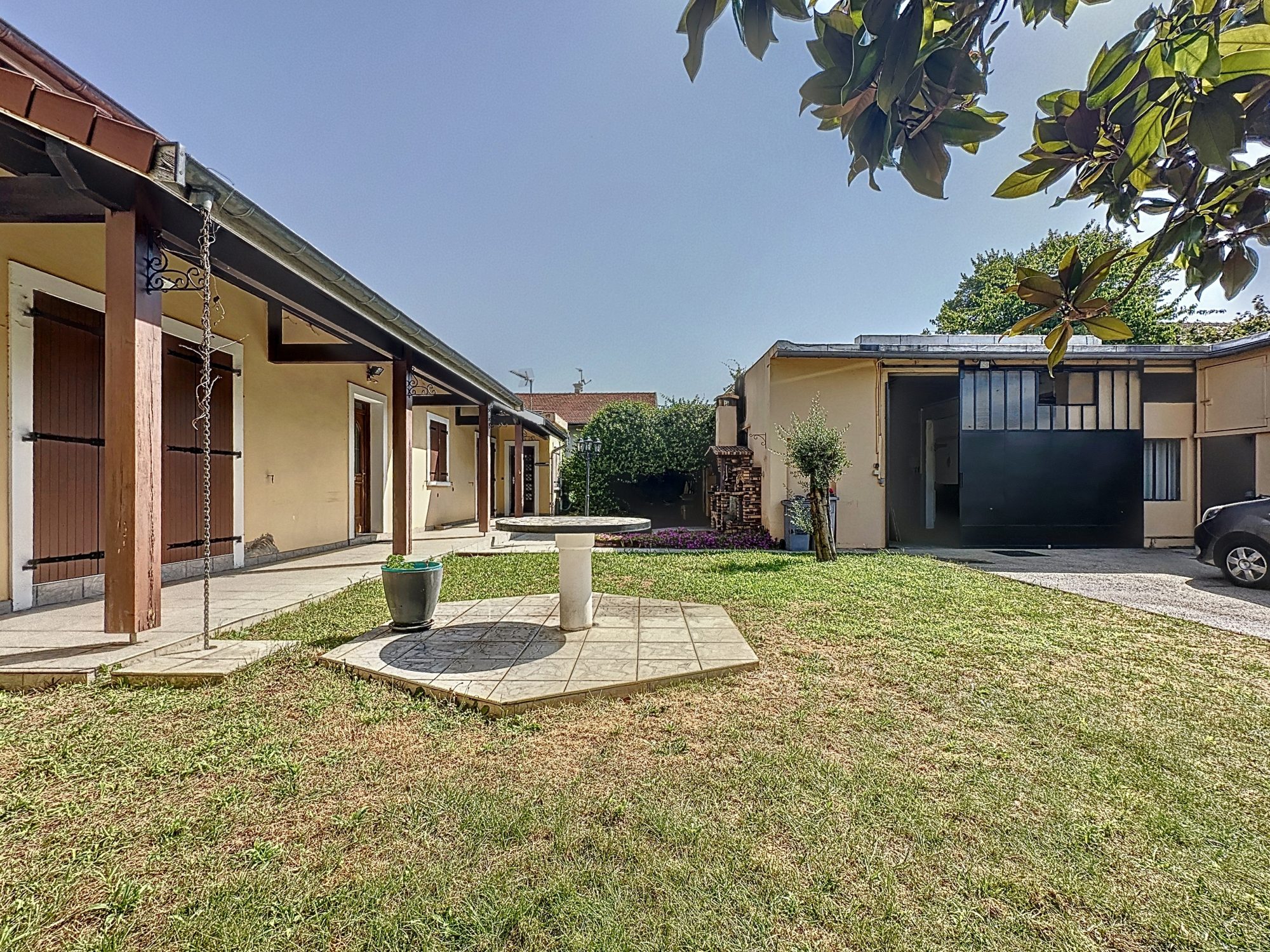 Maison de plain-pied - 135m2 avec dépendance de 80 m² et jardin paysagé