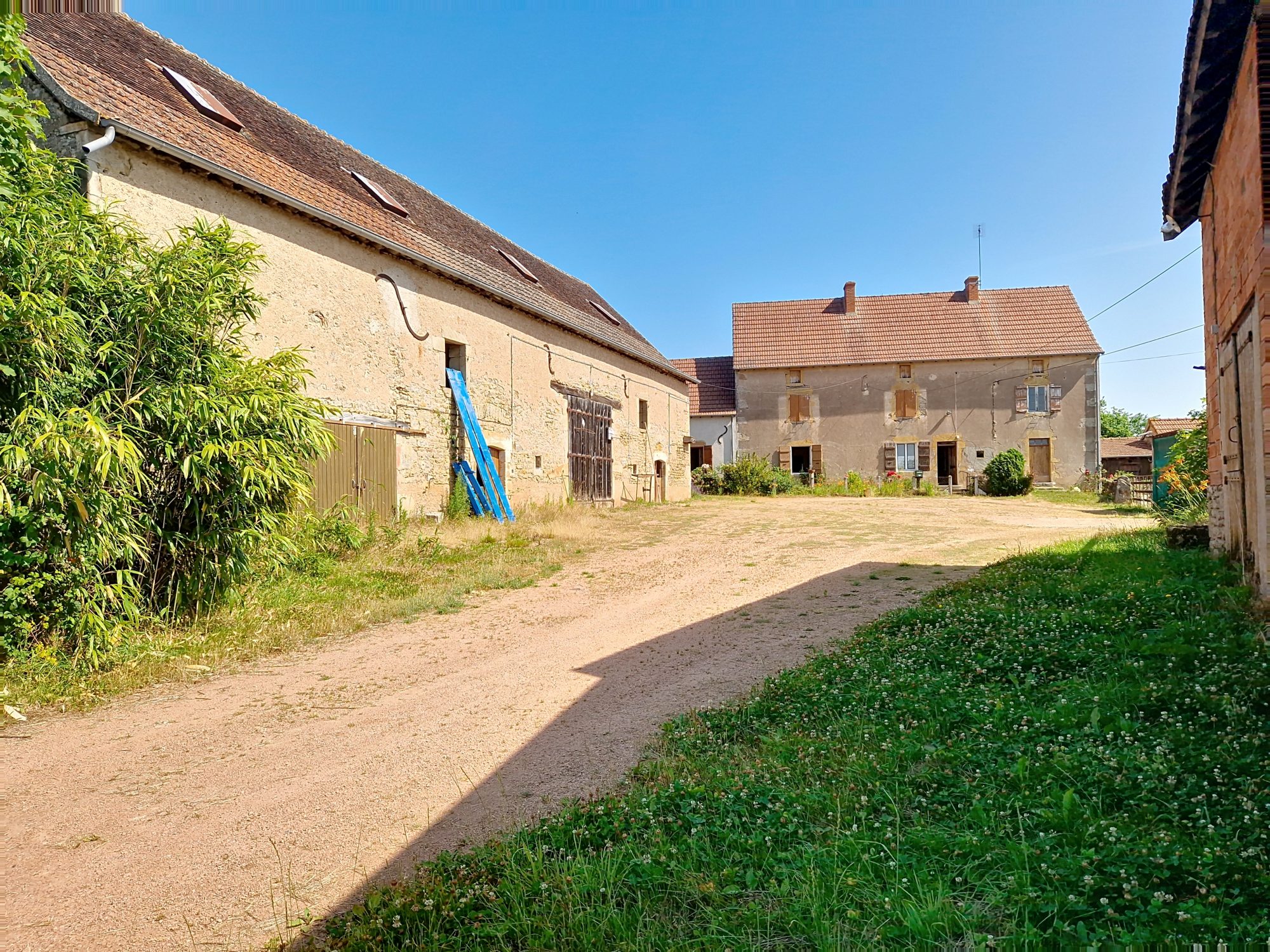 Maison de caractère, avec grange, écuries.