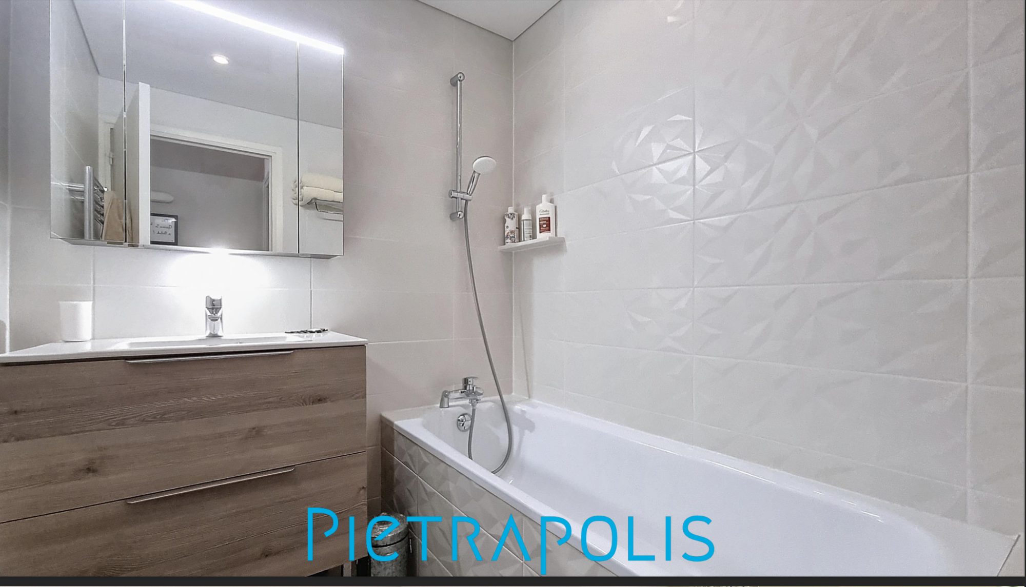 REZ DE JARDIN - T5 de plain pied de 116 m² - terrain privé de 400 m² piscinable. Caluire-et-Cuire 69300