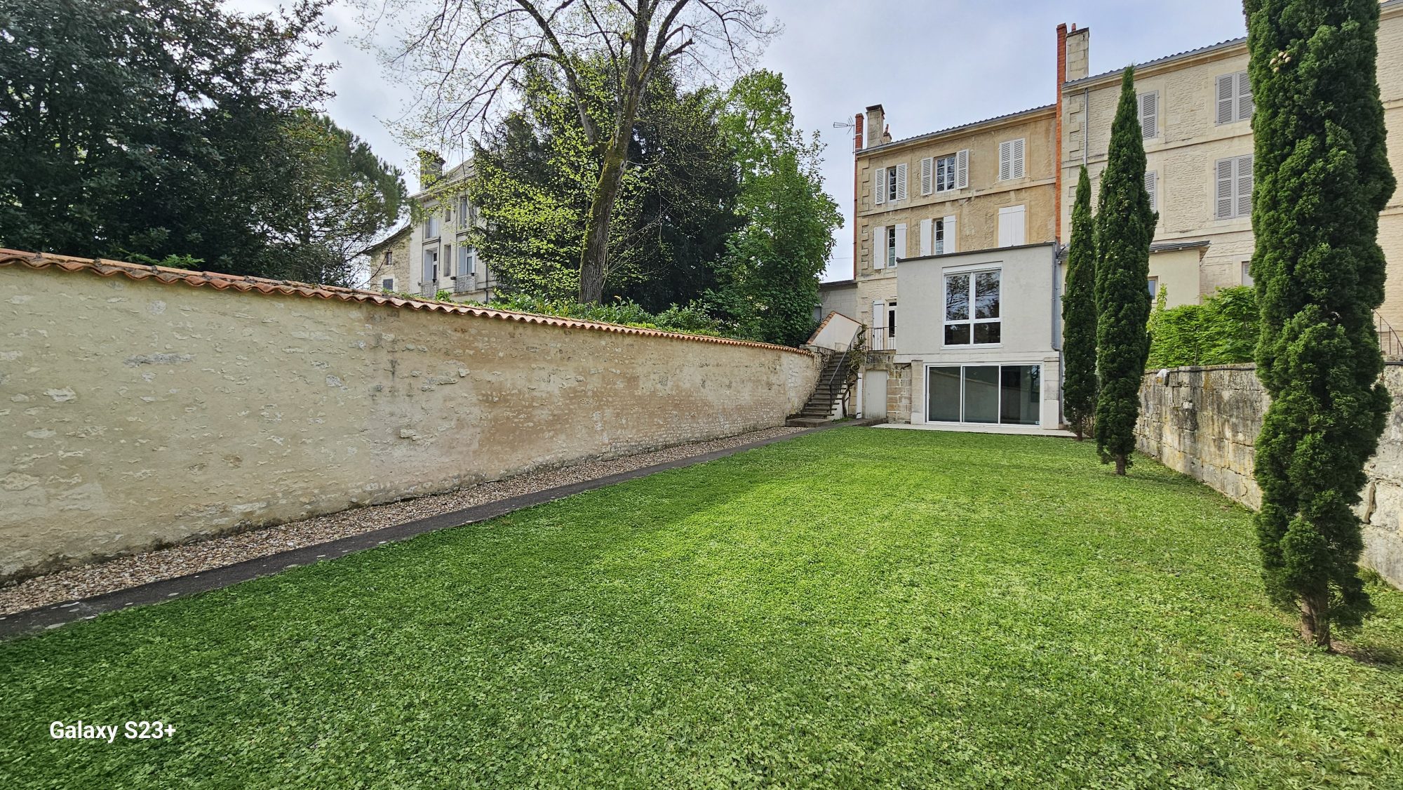 BELLE MAISON DE VILLE PROCHE BRECHE ET GARE