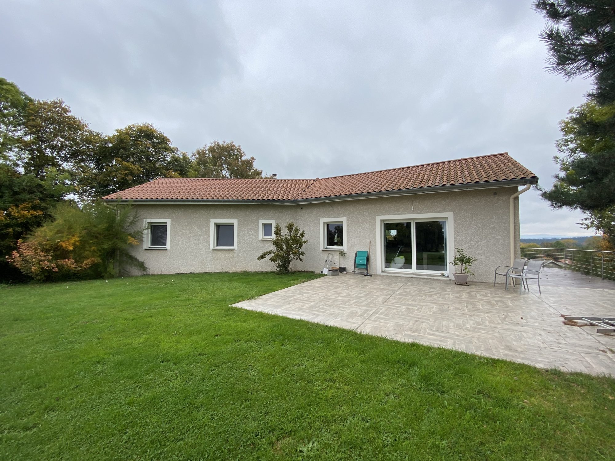 Villa récente avec grand volume