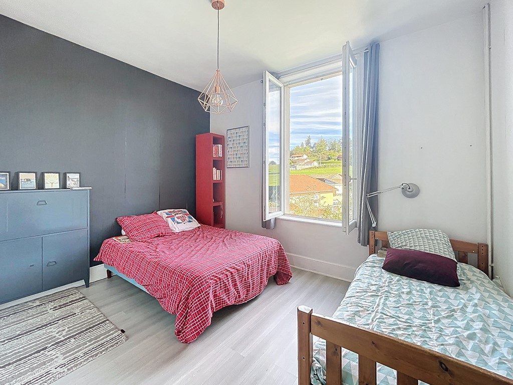 Espace, lumière et fort potentiel : cette maison réunit tout pour concrétiser vos projets, qu’ils soient familiaux, professionnels ou locatifs. Vindry-sur-Turdine 69490