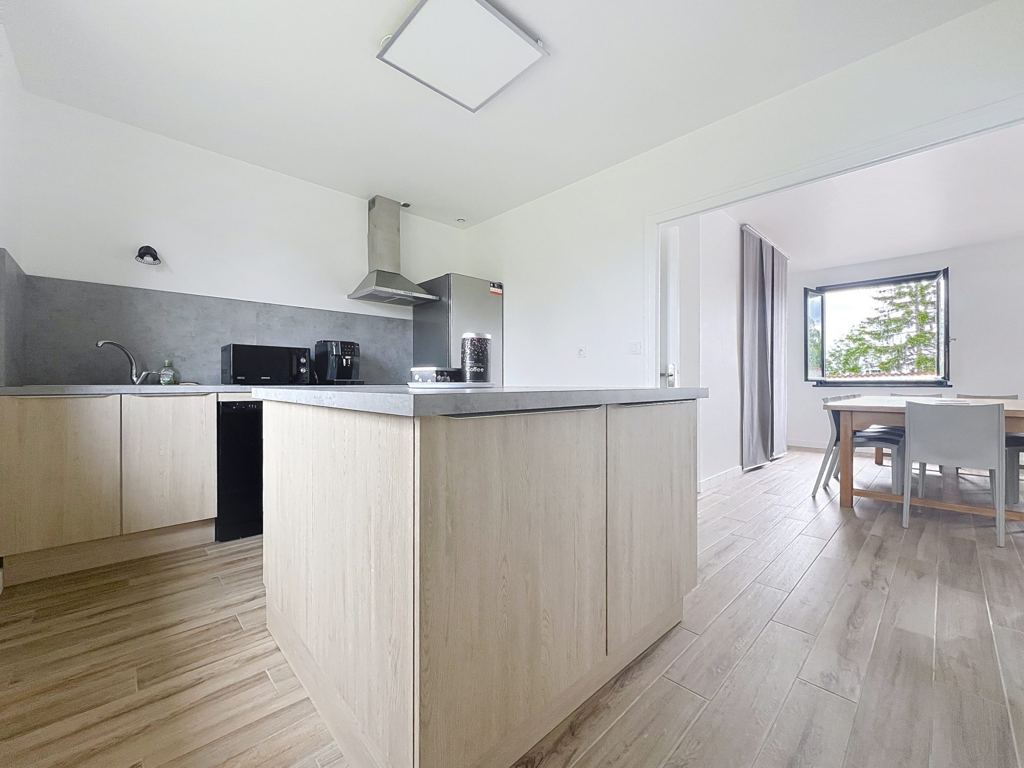 Maison de plain-pieds d'env 94 m² Vézelin-sur-Loire 42260