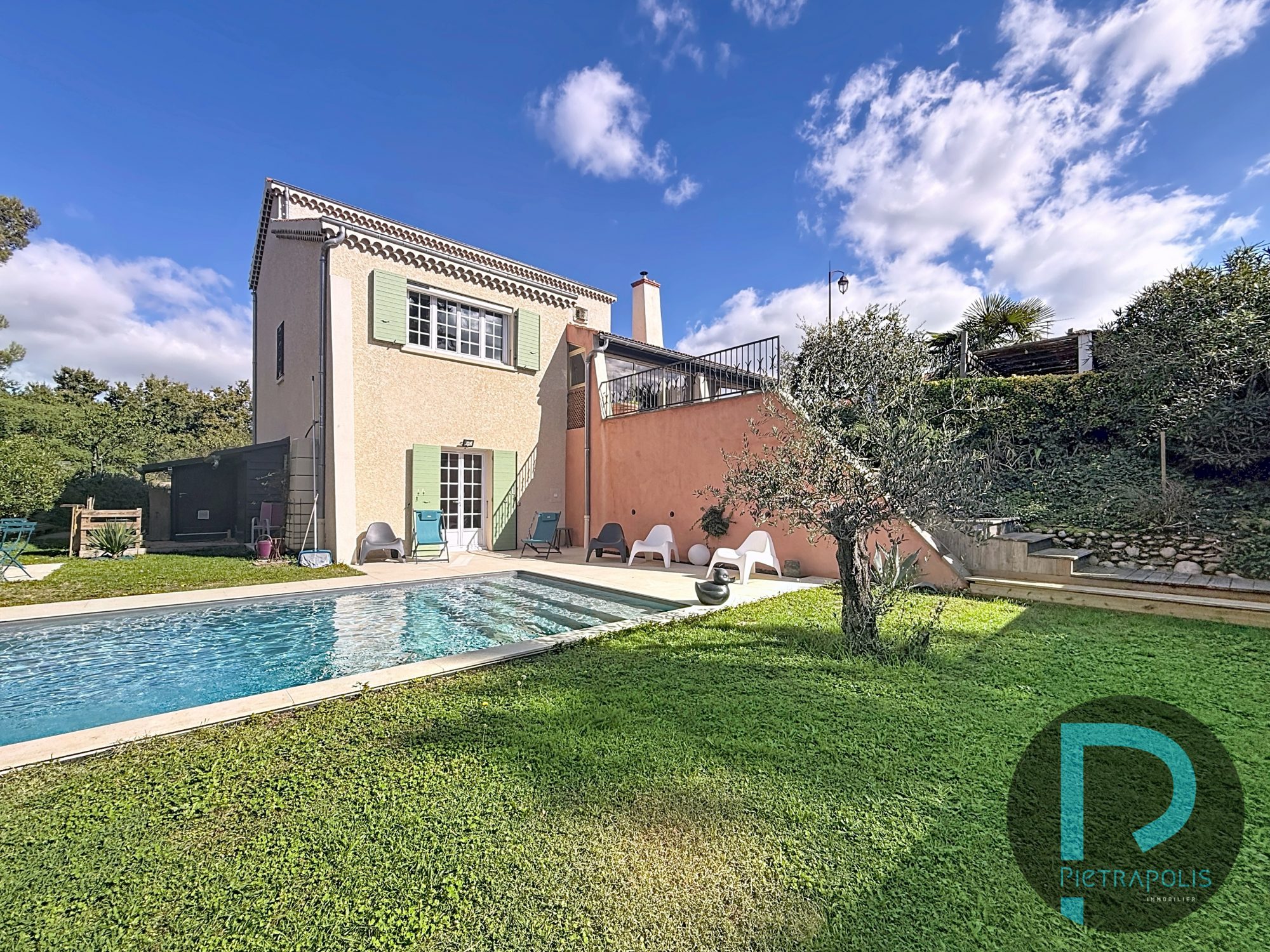 VILLA de 183m² avec vue sur le lyonnais avec piscine et terrain de 932m² - 4 chambres