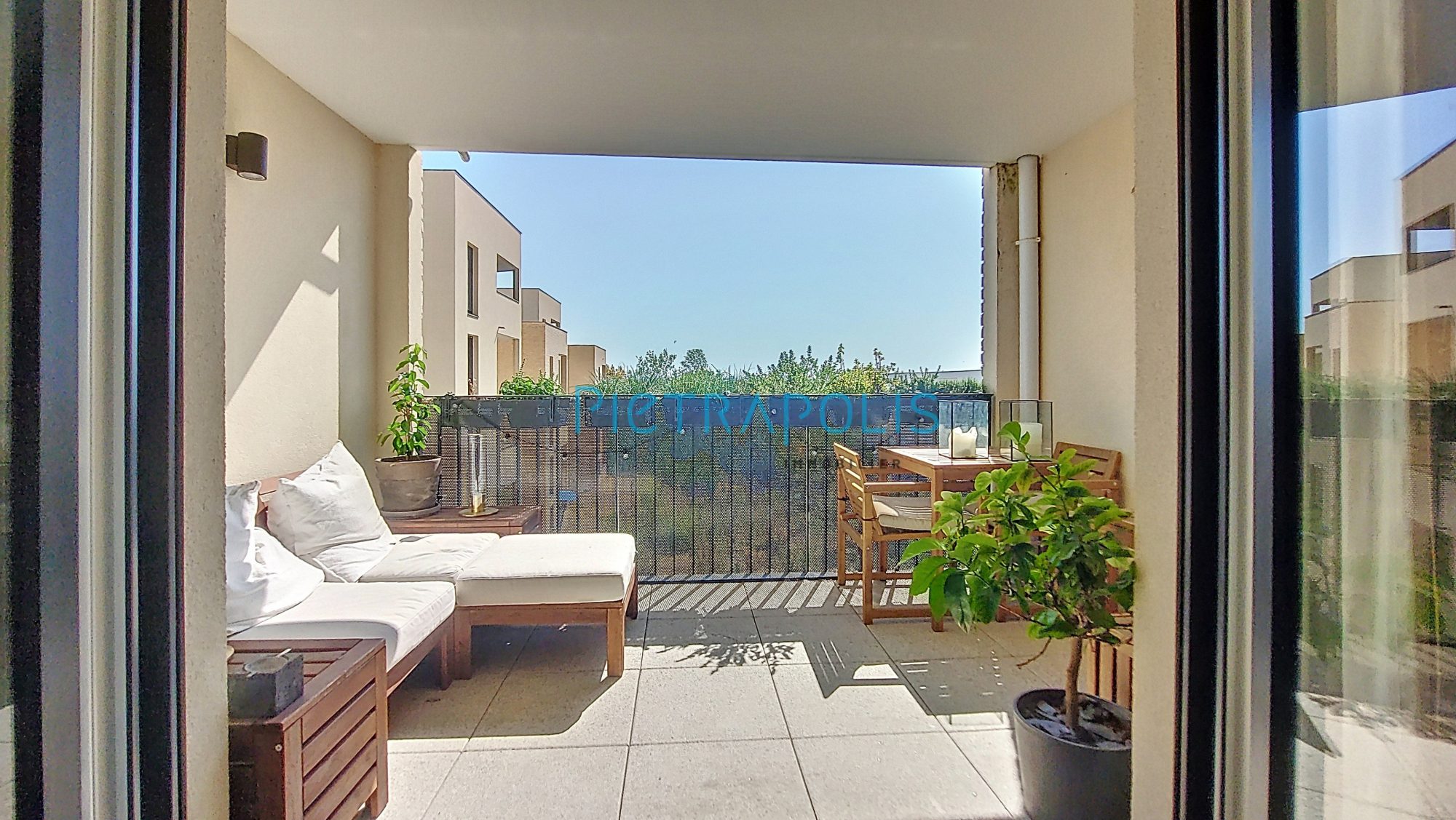 APPARTEMENT AVEC TERRASSE /BELLES PRESTATIONS