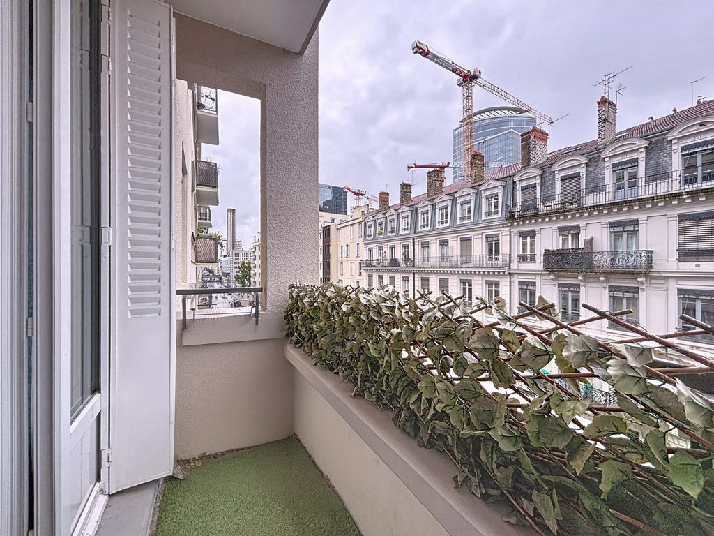Beau T4 traversant, balcon, trois chambres, cave, local à vélo Lyon 69006