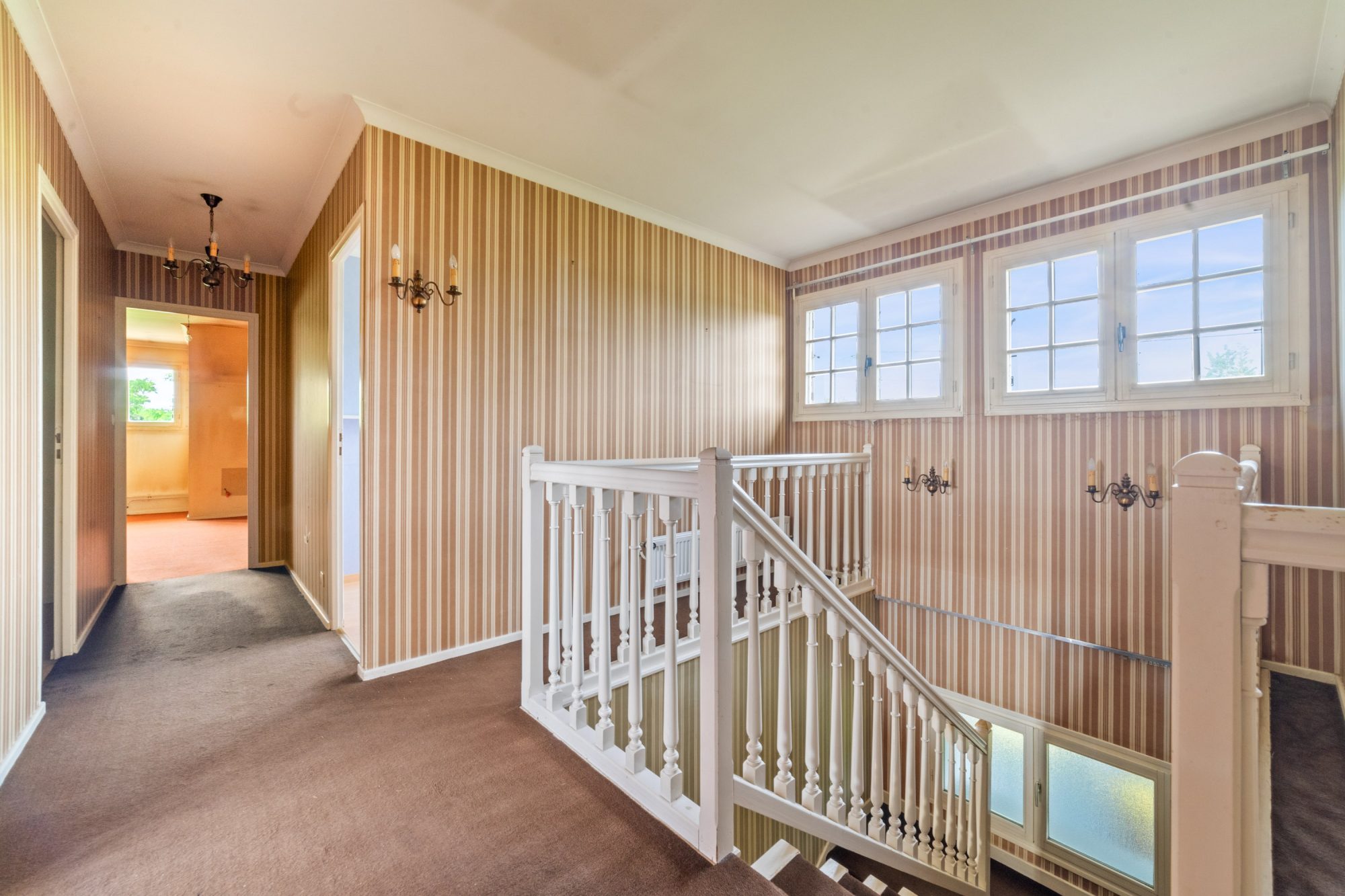 Maison de 300m2, terrain de 2596m2 à Sainte Euphémie. Sainte-Euphémie 01600