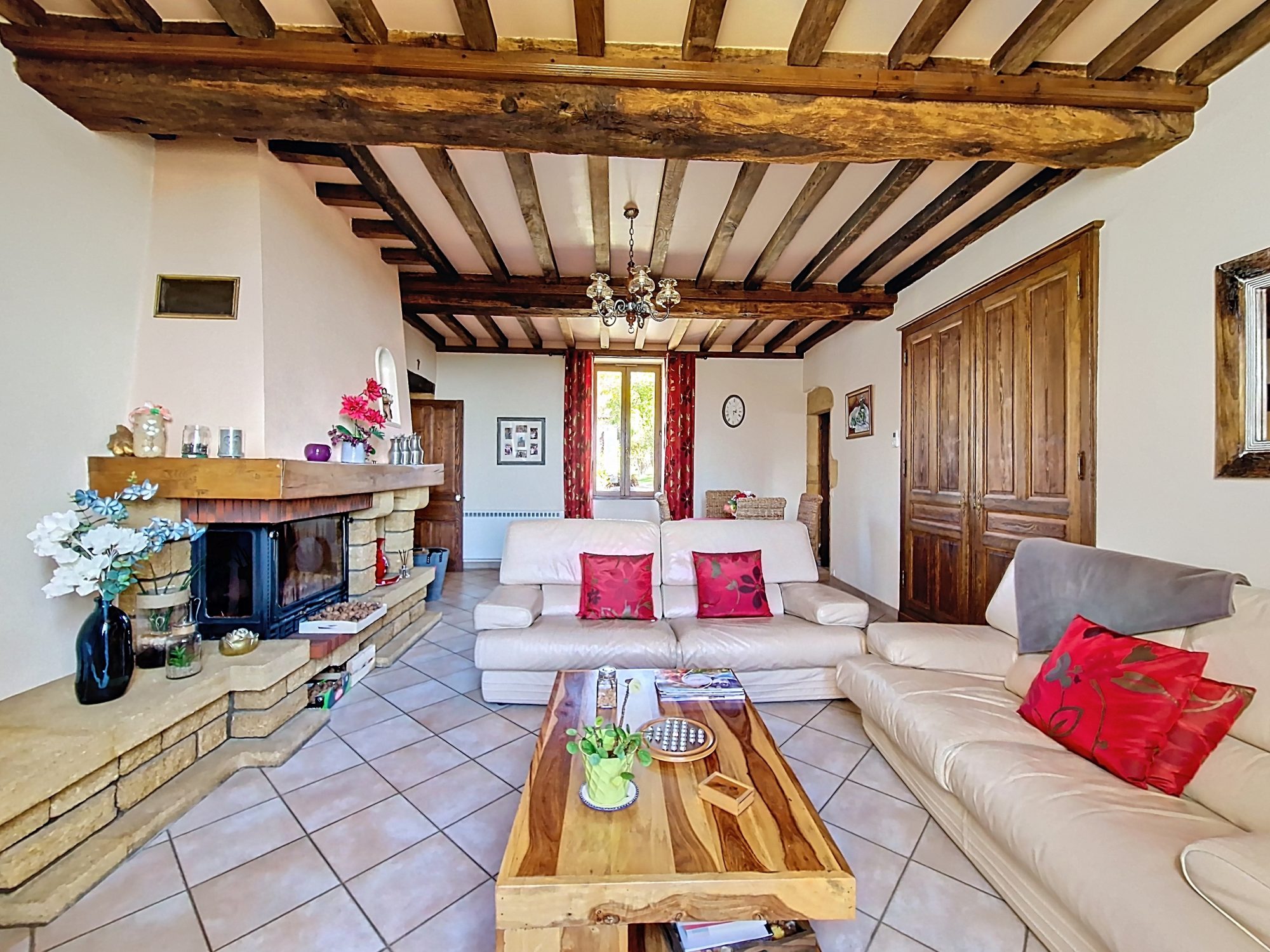 Authentique maison brionnaise  – volumes, charme et potentiel La Clayette 71800