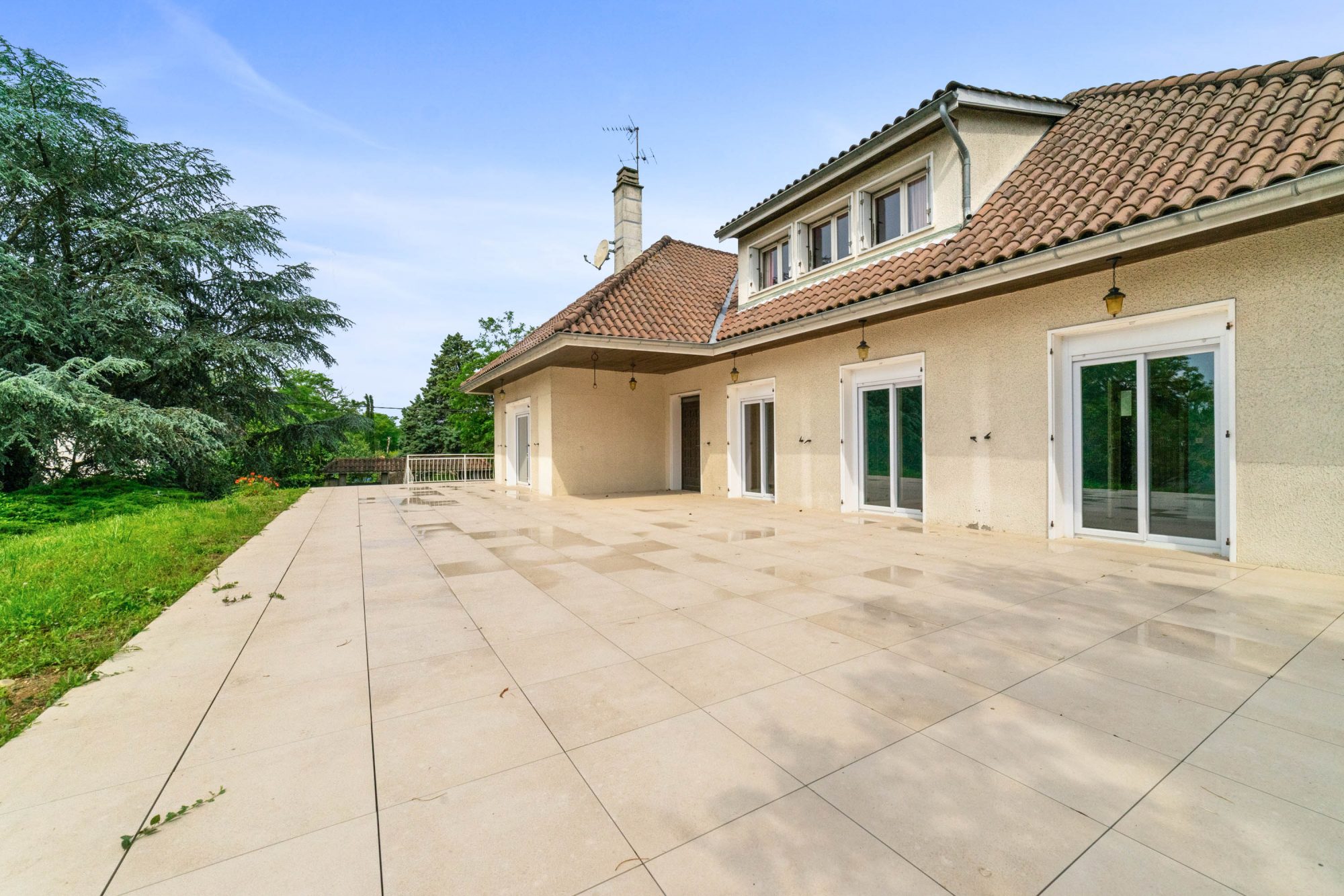 Maison de 300m2, terrain de 2596m2 à Sainte Euphémie. Sainte-Euphémie 01600