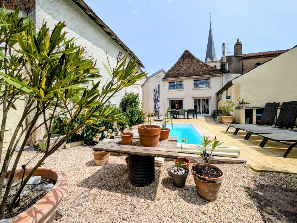 COTE D'OR (21) - SECTEUR SAINT JEAN DE LOSNE - Très jolie maison de 220 m² avec piscine Saint-Jean-de-Losne 21170