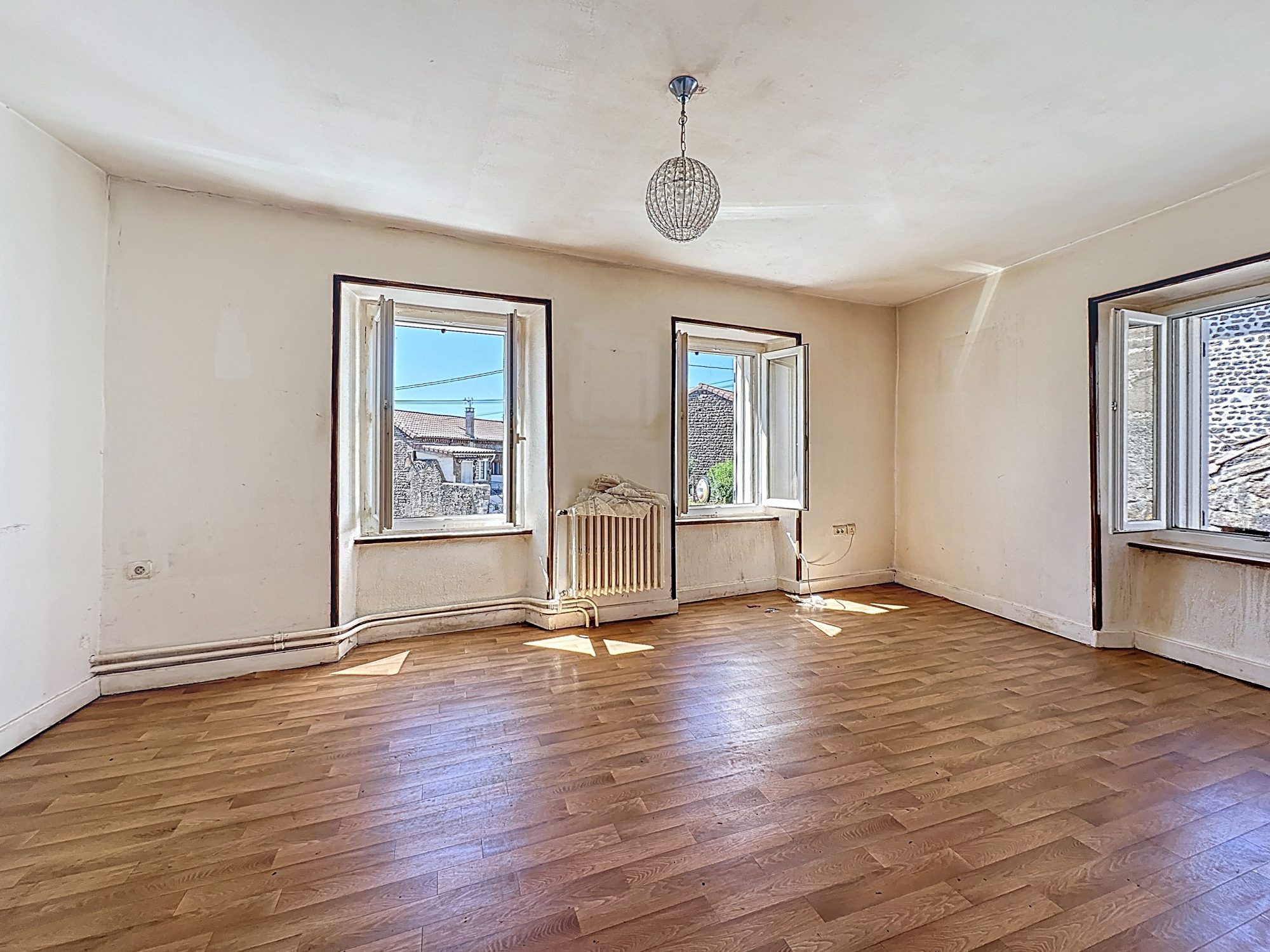 ANCIEN BAR / RESTAURANT AVEC LOGEMENT DE FONCTION ET DÉPENDANCE – BEYSSAC (20 MIN DU PUY-EN-VELAY) Beyssac,  Saint-Jean-de-Nay 43320