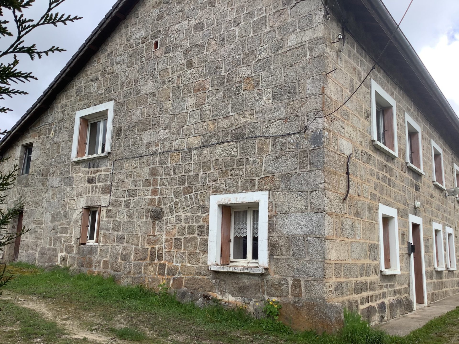 Maison en pierres mitoyenne avec garage et terrain d’environ 857 m2 Tence 43190