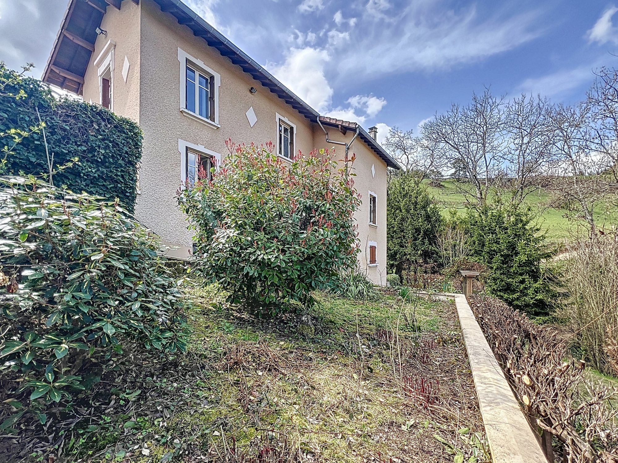 MAISON - 2 CHBRES – JARDIN – DEPENDANCES - SOUS SOL Saint-Vincent-de-Reins 69240