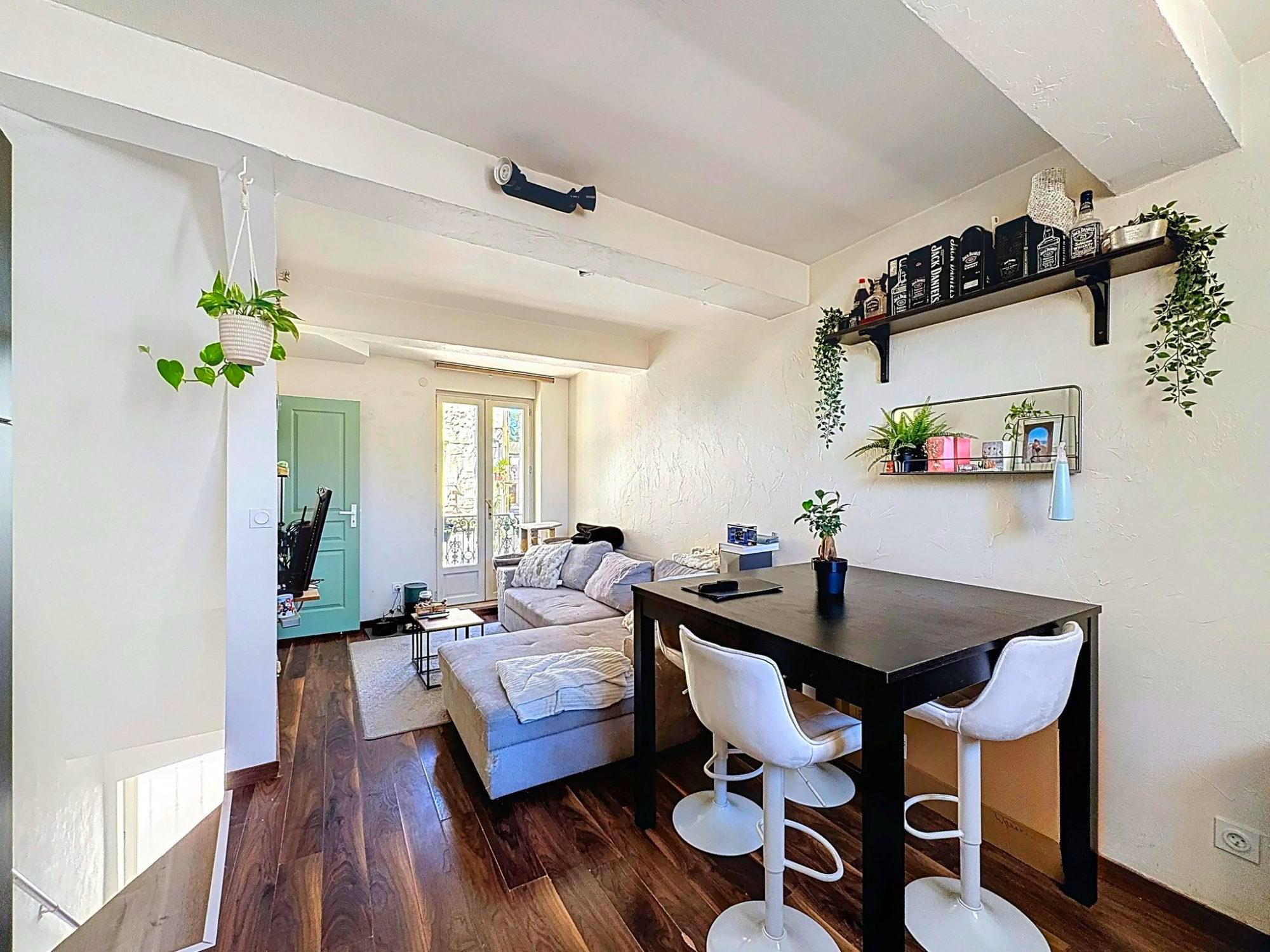 SAINT JEAN DE VÉDAS - Centre Ville : Maison T3 en R+2