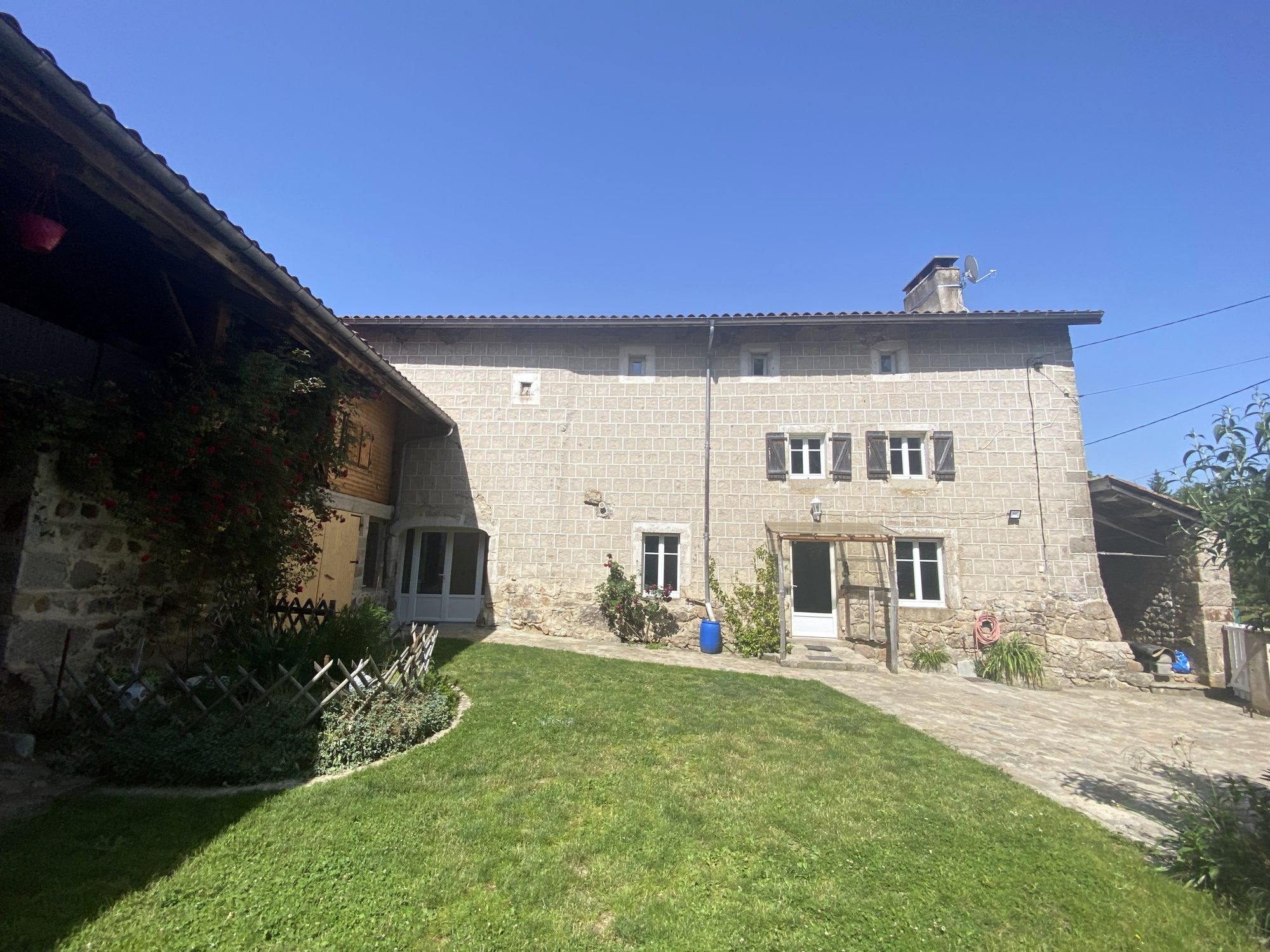 Ferme en pierres rénovée sur terrain attenant Sauvessanges 63840