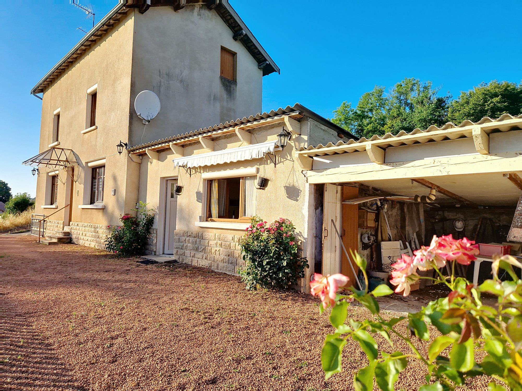 Maison offrant une belle vue  – 3 chambres – dépendance