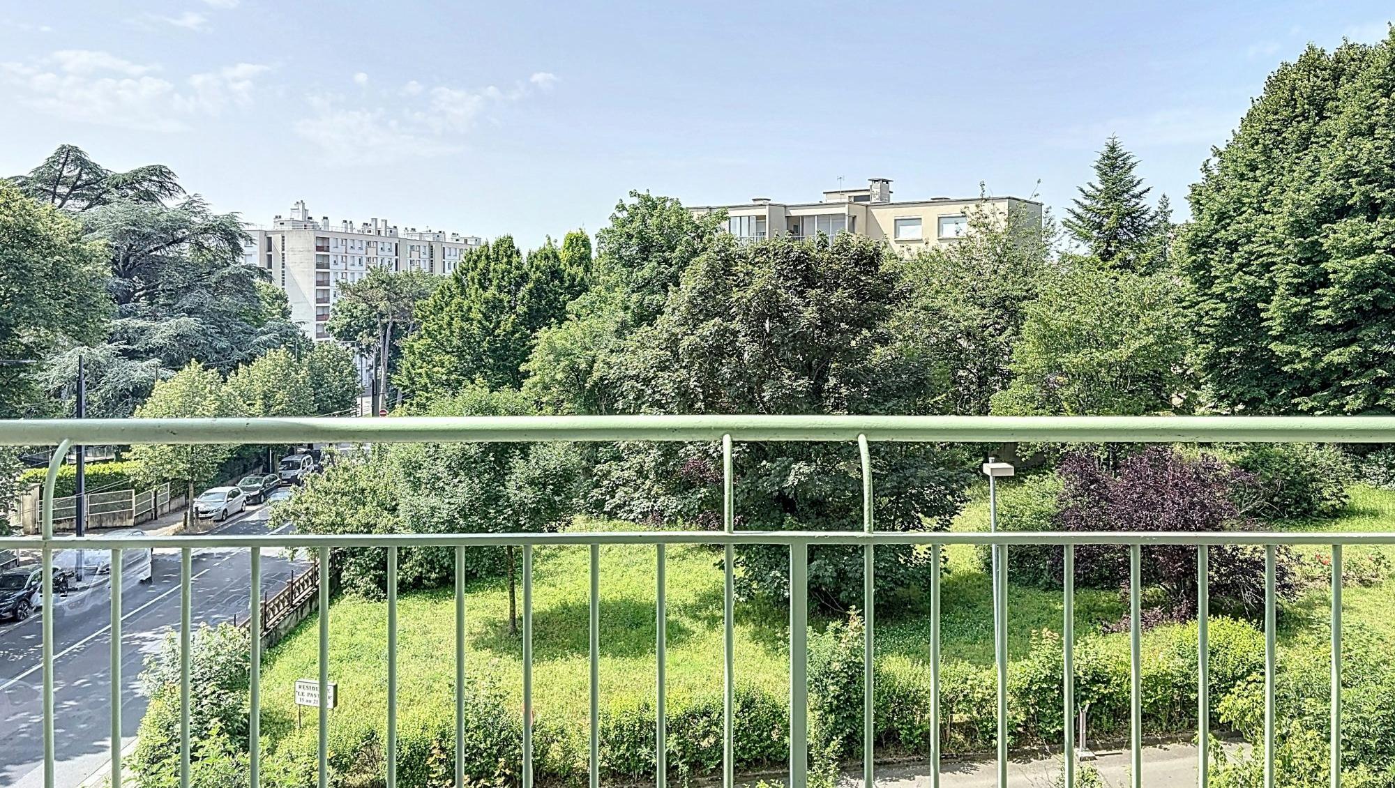 grand T3 78 m² avec balcons au métro cuire
