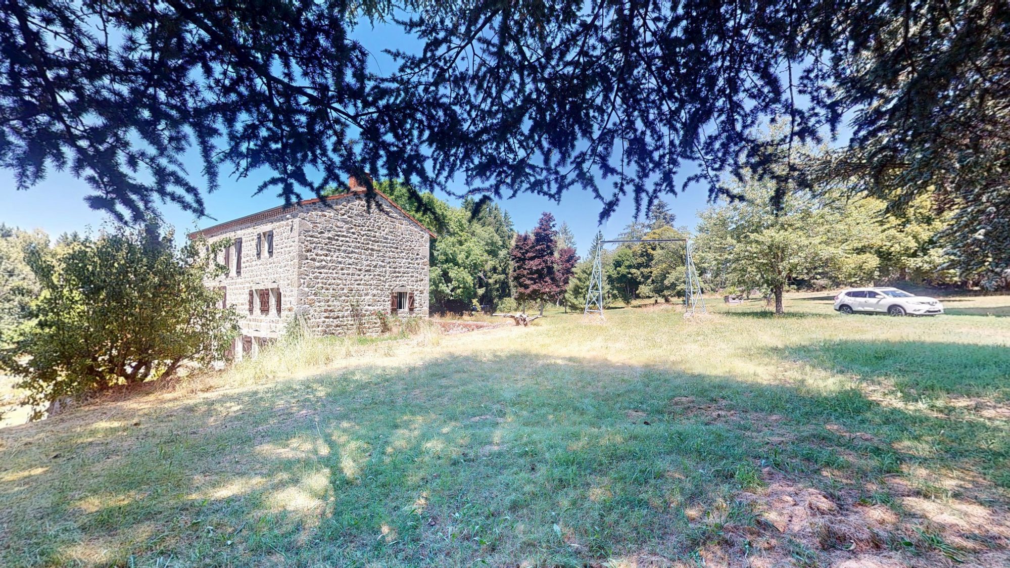 Ferme à rénover sur 1 hectares 5 de terrain constructible Usson-en-Forez 42550