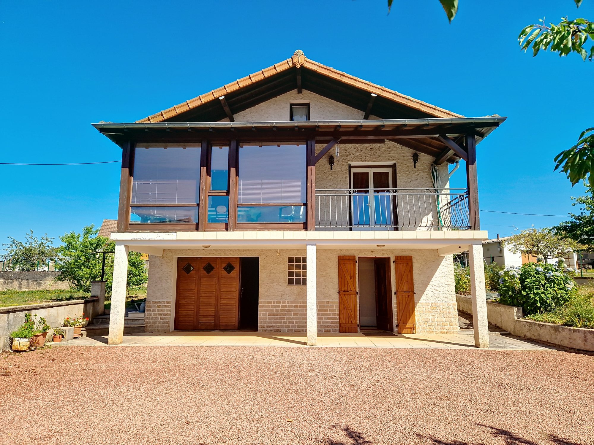 Maison 101 m² – 3 chambres – Dépendance : 1 grand garage & atelier de 80 m² au sol.