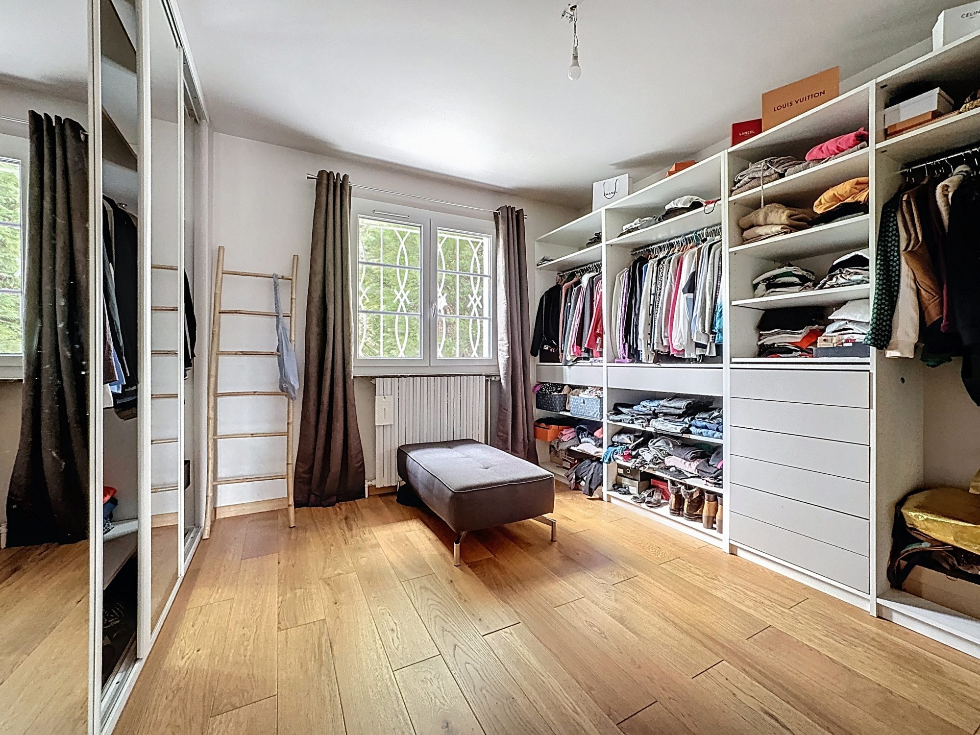 Rare et Authentique, Pietrapolis Chaponost vous propose cette maison de 275m2 édifiée sur une parcelle de 2225m2 avec 5 chambres, une pièce de vie de 65m2, un Pool House et une piscine chauffée Brignais 69530