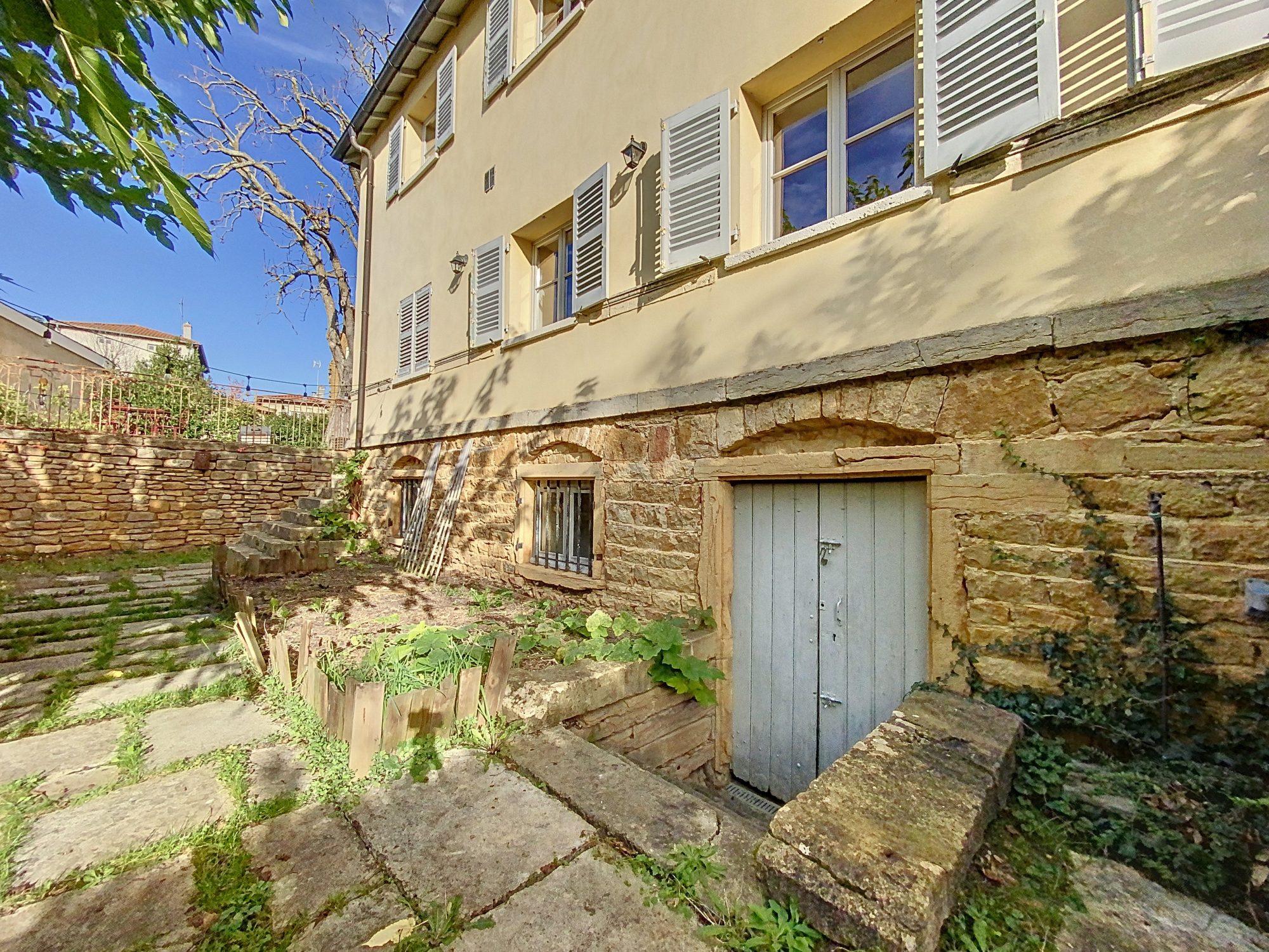 Charme de l'ancien avec jardin au coeur de Liergues Porte des Pierres Dorées 69400