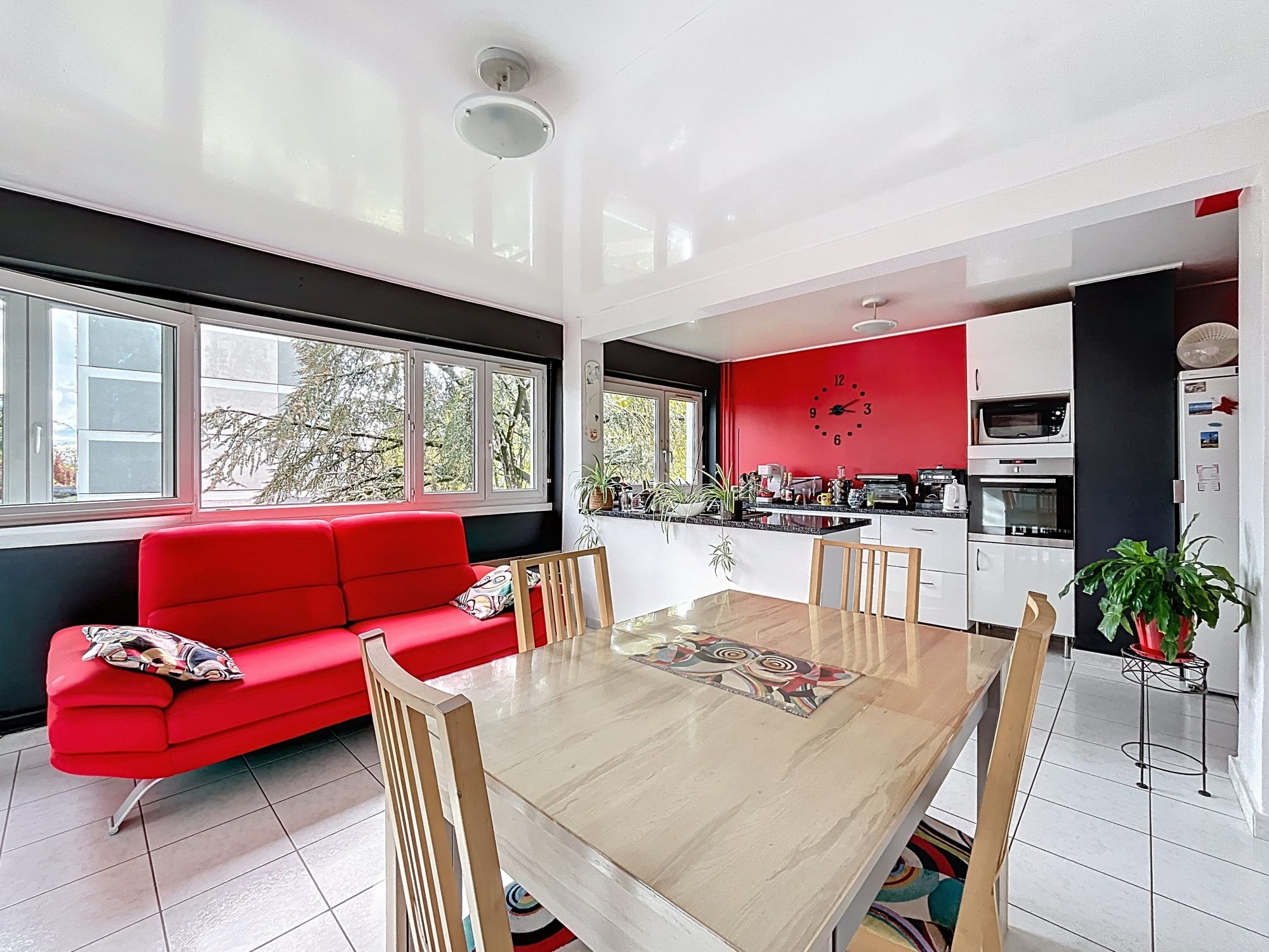 Très bel appartement lumineux au calme avec 3 chambres, cave et place de stationnement Décines-Charpieu 69150