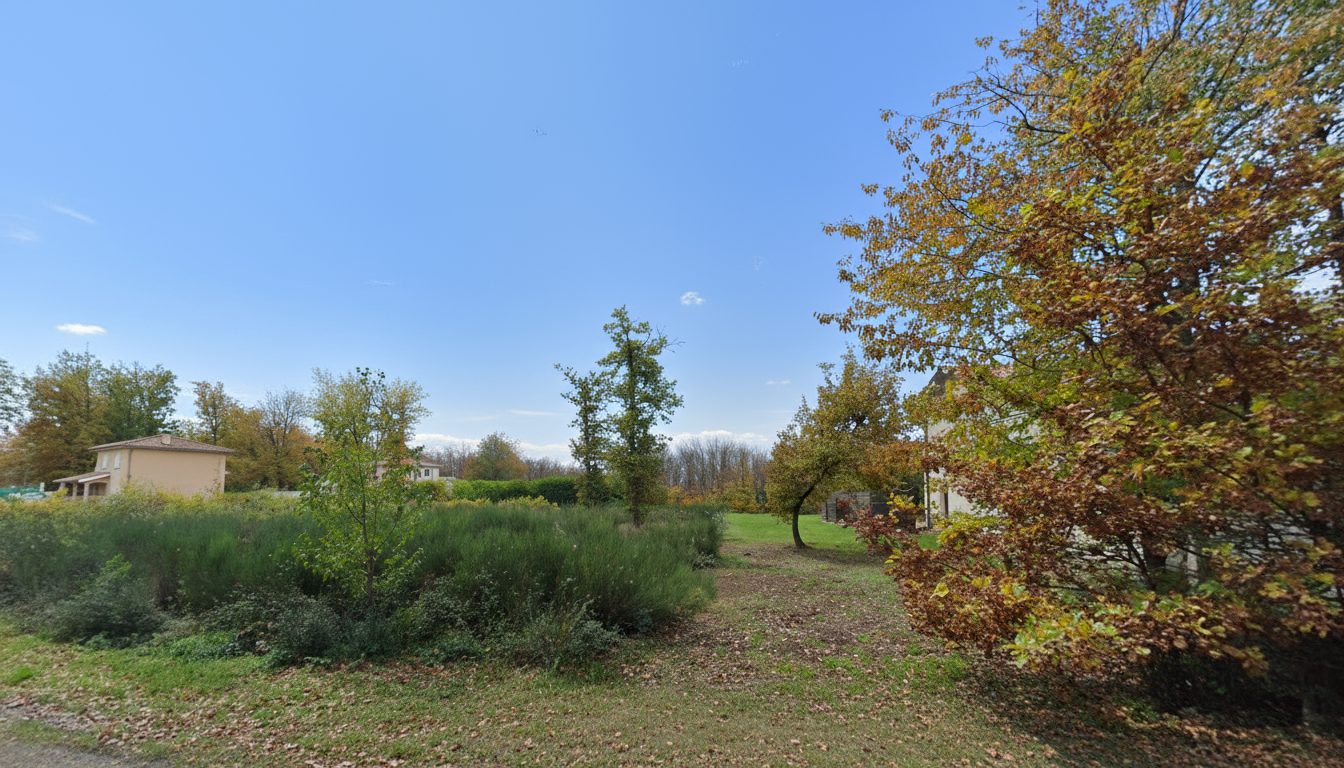 MONSTEROUX-MILIEU - Terrain constructible plat à viabiliser - 950m2 environ