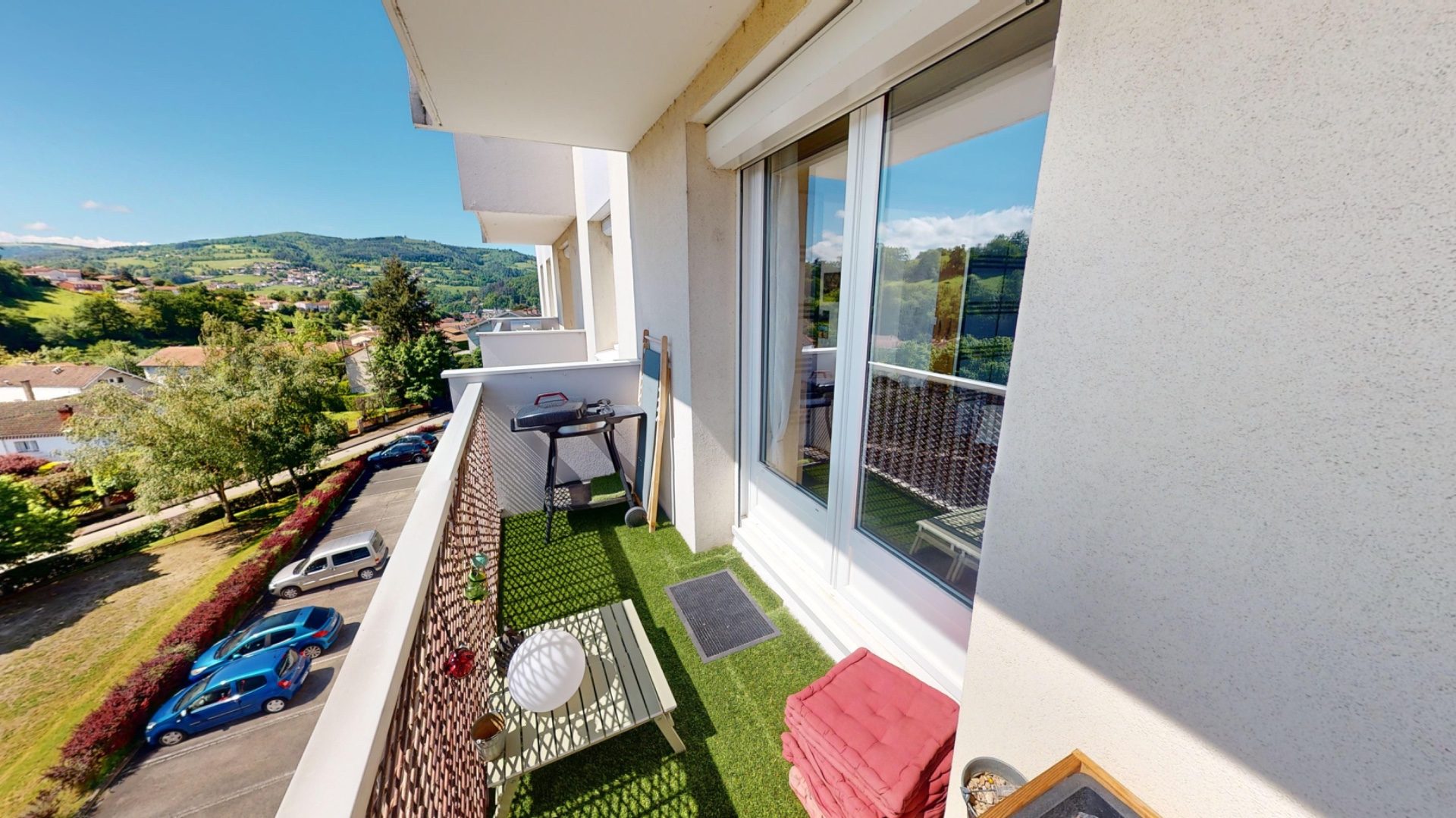 APPARTEMENT RENOVÉ RÉCEMMENT 77m2, BALCON, GARAGE, PARKING PRIVATIF, 3 CHAMBRES, CUISINE ÉQUIPÉE, ISOLATION EXTÉRIEURE, FAIBLES CHARGES, COPROPRIÉTÉ SÉCURISÉE, CAVE, ESPACES VERTS, PROCHE TOUTES COMMODITÉS Unieux 42240