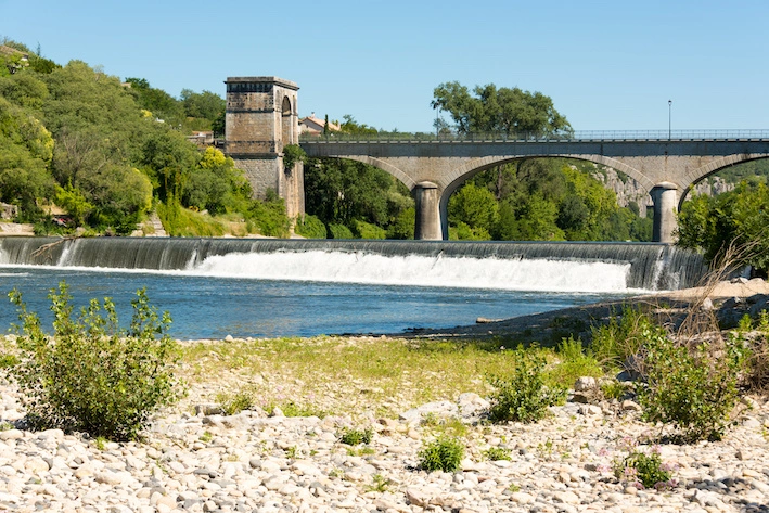 Pont des Brasseries à Ruoms en Ardèche, vue emblématique sur l'Ardèche et la nature environnante