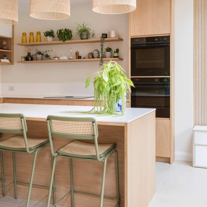 Est-il sain de s'asseoir sur un tabouret de bar ?