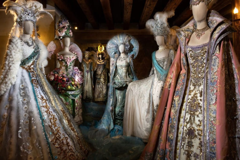 PRIVATE VISIT TO A PRESTIGIOUS VENETIAN ATELIER WITH COSTUME FITTING AND PROMENADE