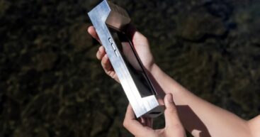 Компания Matter Neuroscience создала чехол, который отбивает желание скроллить ленту