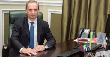 Ректор Технического университета призывает учиться дома, но его дочь поступила в ВУЗ в Чикаго