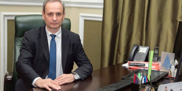 Ректор Технического университета призывает учиться дома, но его дочь поступила в ВУЗ в Чикаго