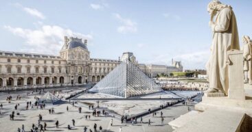 В Лувре произошло вооружённое ограбление