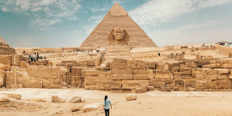 Туристов задержали за попытку сфотографироваться голыми у пирамид Гизы
