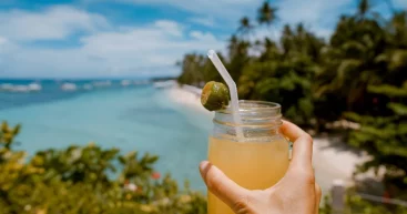 Путешественников предупреждают о смертельном алкоголе. Какие направления считаются особо опасными?