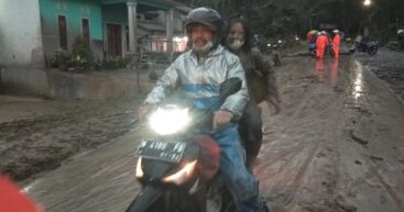 В Индонезии произошли внезапные оползни и наводнения, много погибших