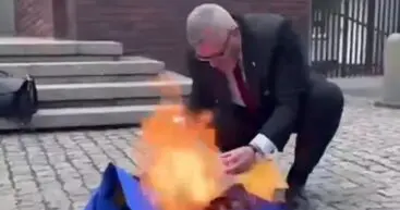 Кандидат в президенты Польши сорвал флаг ЕС, вытер об него ноги и сжёг его