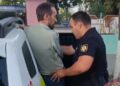 Полиция задерживает преступника  