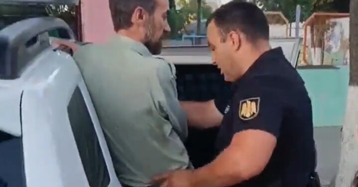 Полиция задерживает преступника  