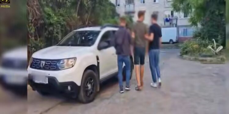 В Кишинёве полицейские задержали 30-летнего мужчину, который разрисовал во дворе жилого дома десятки автомобилей