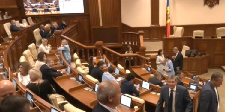 Скандал в парламенте: Маркочи предложил Гросу «порвать плакаты» и послать оппозицию