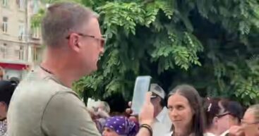 Кишинёв : начальник Управления полиции Марин Гараз лично снимает протестующих