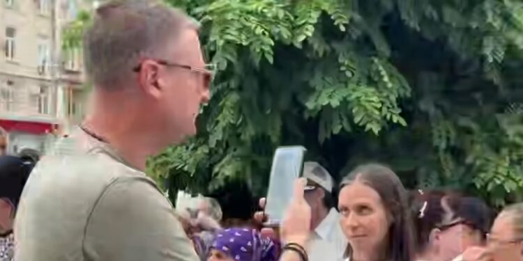 Кишинёв : начальник Управления полиции Марин Гараз лично снимает протестующих