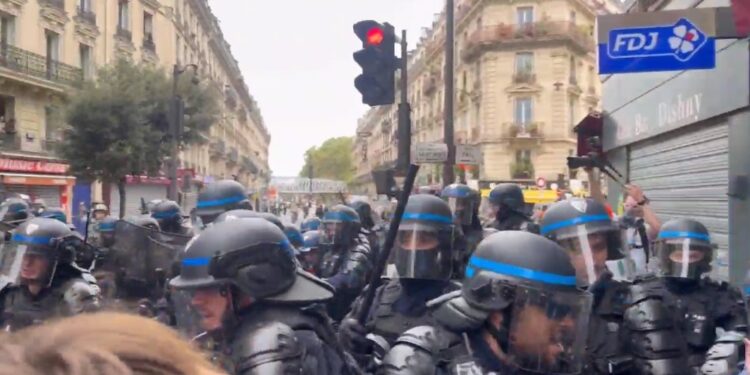 Новости из Франции: профсоюзы против Макрона, протесты и жёсткая реакция властей