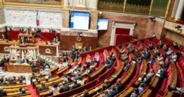 Разгневанный действиями политиков мужчина разослал депутатам парламента 600 презервативов