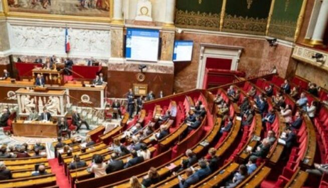 Разгневанный действиями политиков мужчина разослал депутатам парламента 600 презервативов