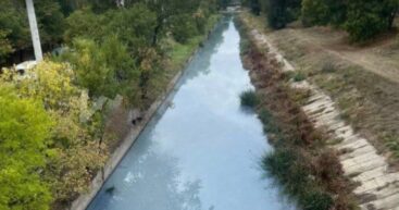 Река Бык в Кишинёве окрасилась в синий цвет