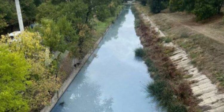Река Бык в Кишинёве окрасилась в синий цвет